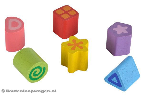 6 houten figuurblokken.