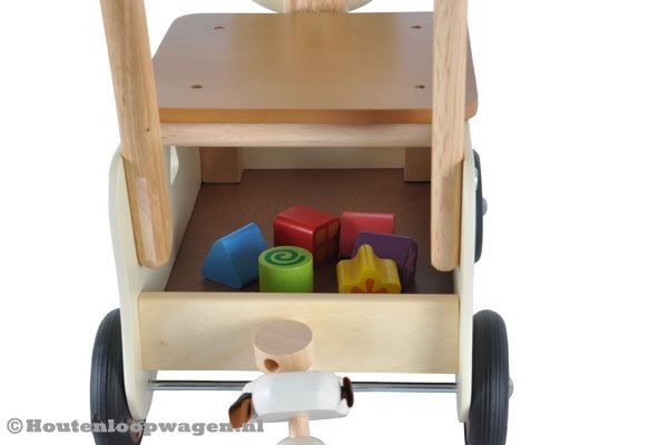 Binnenin is ruimte voor houten blokken.