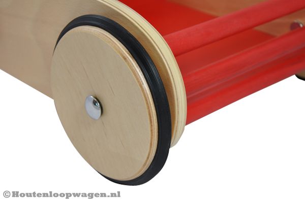 Rubberen bandjes om de houten wielen.
