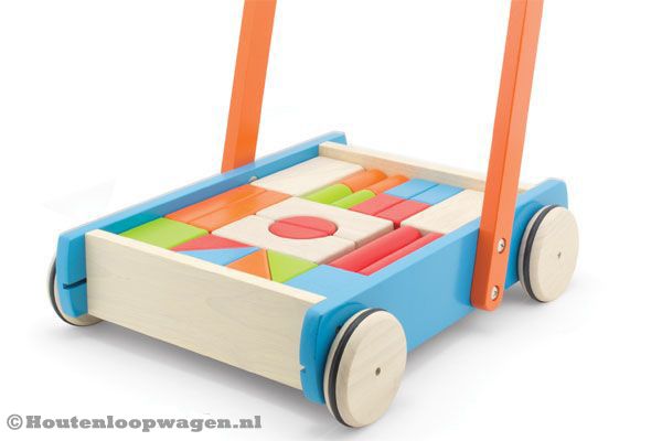 Houten loopwagen met blokken.