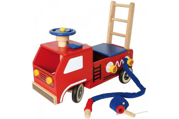 Met brandslang en walkie talkie.