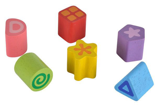 Compleet met 6 gekleurde houten blokken.